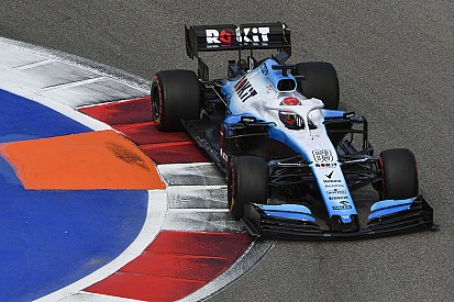 Russell mutlu, Kubica üzgün