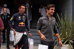 Most Sainz viccelte meg Norrist: volt sapka, nincs sapka (videó)