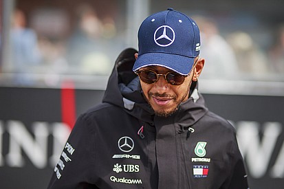 Hamilton hivatalosan is divattervező lett