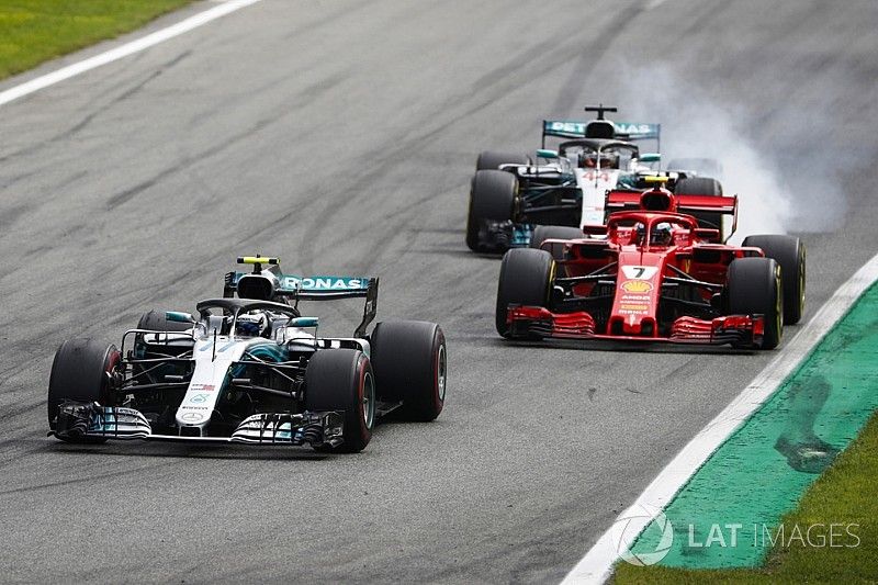 Valtteri Bottas, Mercedes AMG F1 W09, voor Kimi Raikkonen, Ferrari SF71H, en Lewis Hamilton, Mercedes AMG F1 W09