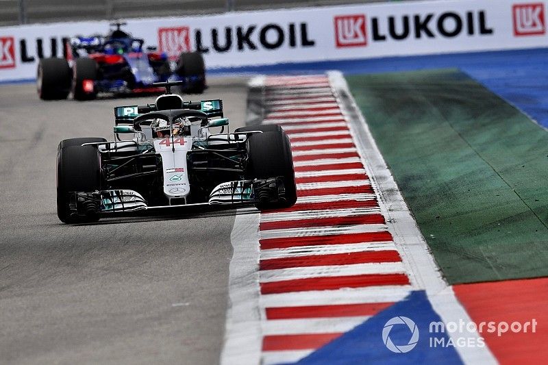 Hamilton snelste in derde training Rusland, Verstappen naar vijfde tijd