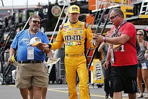 VIDEO: Kyle Busch riñe con un aficionado en Bristol