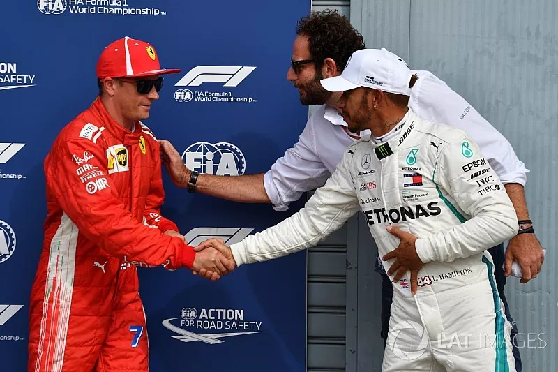 Le poleman Kimi Raikkonen, Ferrari dans le Parc Ferm&eacute; avec Lewis Hamilton, Mercedes AMG F1 