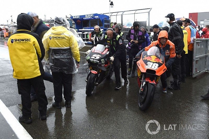 Motos empujadas fuera de la parrilla