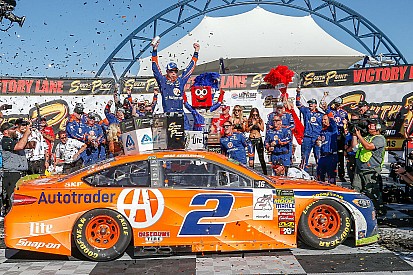 Brad Keselowski suma su tercer triunfo al hilo al arrancar los playoffs