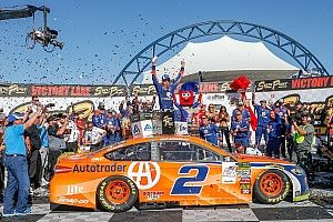 Кеселовски одержал победу в хаотичной гонке NASCAR в Лас-Вегасе