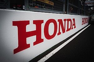 F1日本GPでレッドブル&アルファタウリのマシンに復活したHONDAロゴ。来季以降も継続の可能性アリ!