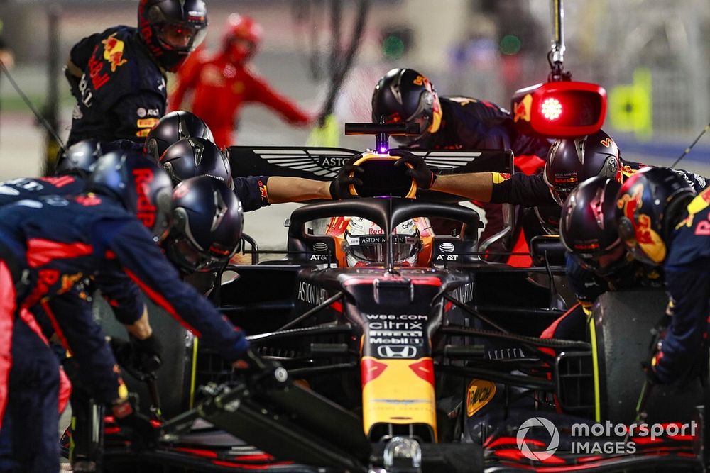 Max Verstappen, Red Bull Racing RB16, in de pits