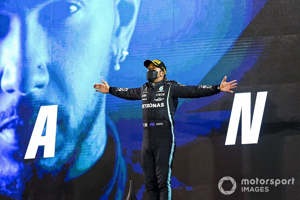 Lewis Hamilton, Mercedes, vainqueur, sur le podium