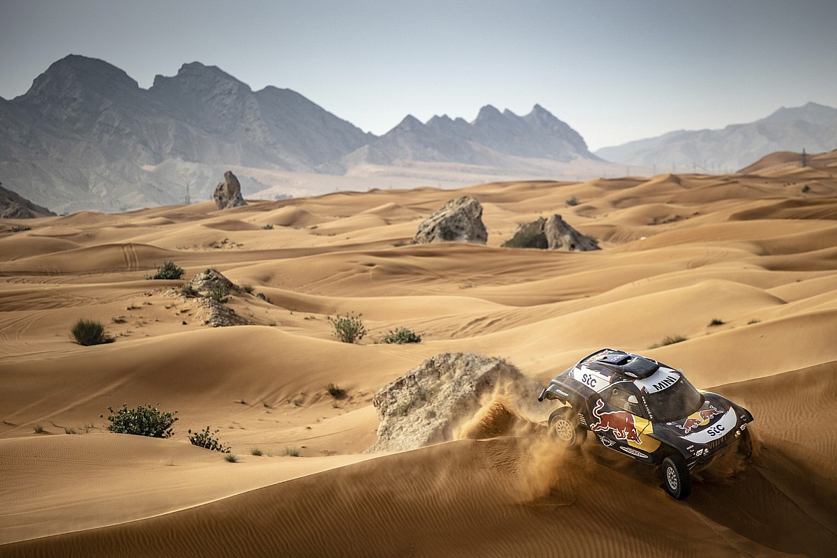 Sainz, Al Attiyah y Peterhansel se baten en las Bajas Hail antes del Dakar
