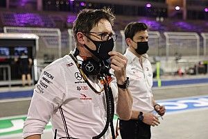 Mercedes, pit stoplarını zayıflık olarak görüyor