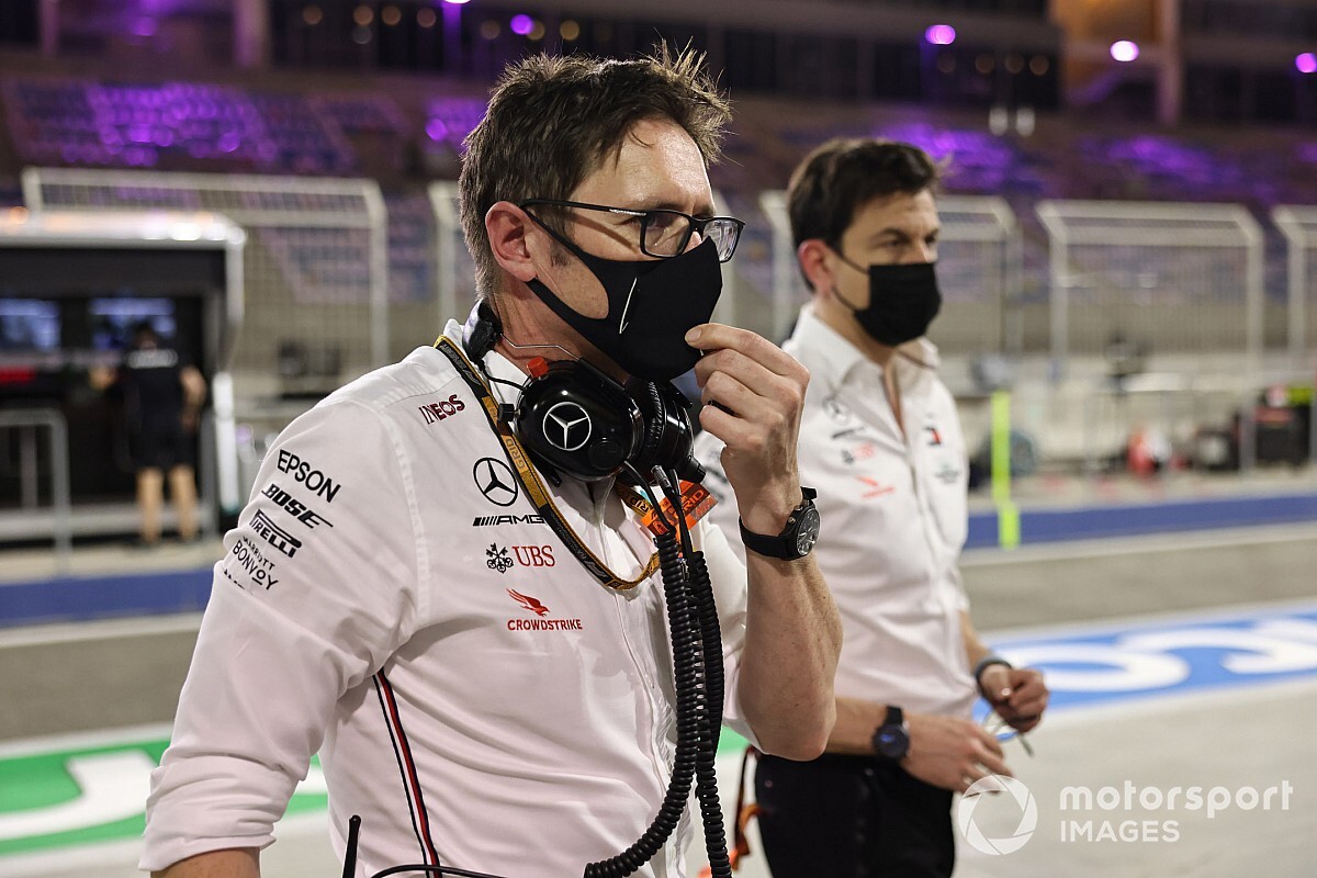 Mercedes, pit stoplarını zayıflık olarak görüyor