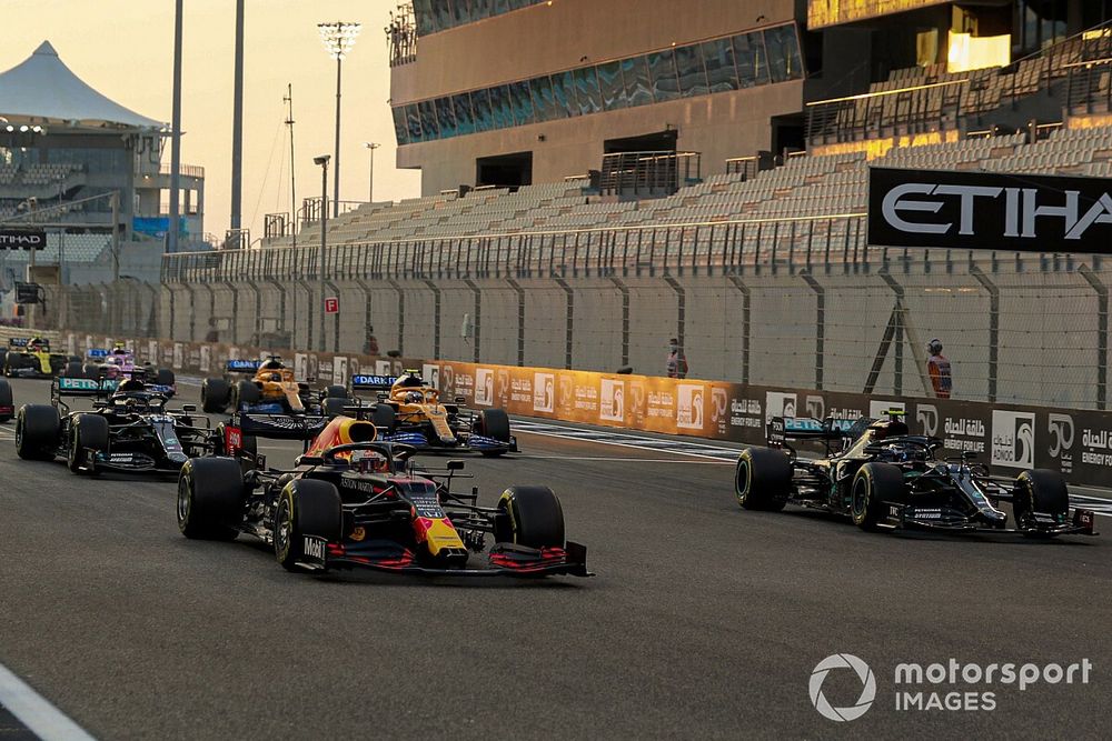 Max Verstappen, Red Bull Racing RB16, Valtteri Bottas, Mercedes F1 W11, Lewis Hamilton, Mercedes F1 W11, Lando Norris, McLaren MCL35, Alex Albon, Red Bull Racing RB16, and the rest of the field away at the start