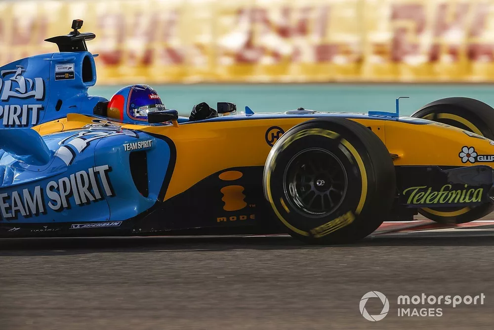 Fernando Alonso pilota el Renault R25 con el que ganó el mundial de F1 en 2005