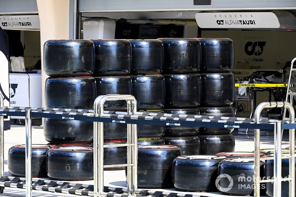 F1-coureurs testen vrijdag weer met nieuwe Pirelli-banden