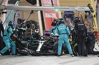 王者メルセデスにあるまじき”ドタバタ”ピットストップ。無線の故障が引き金に