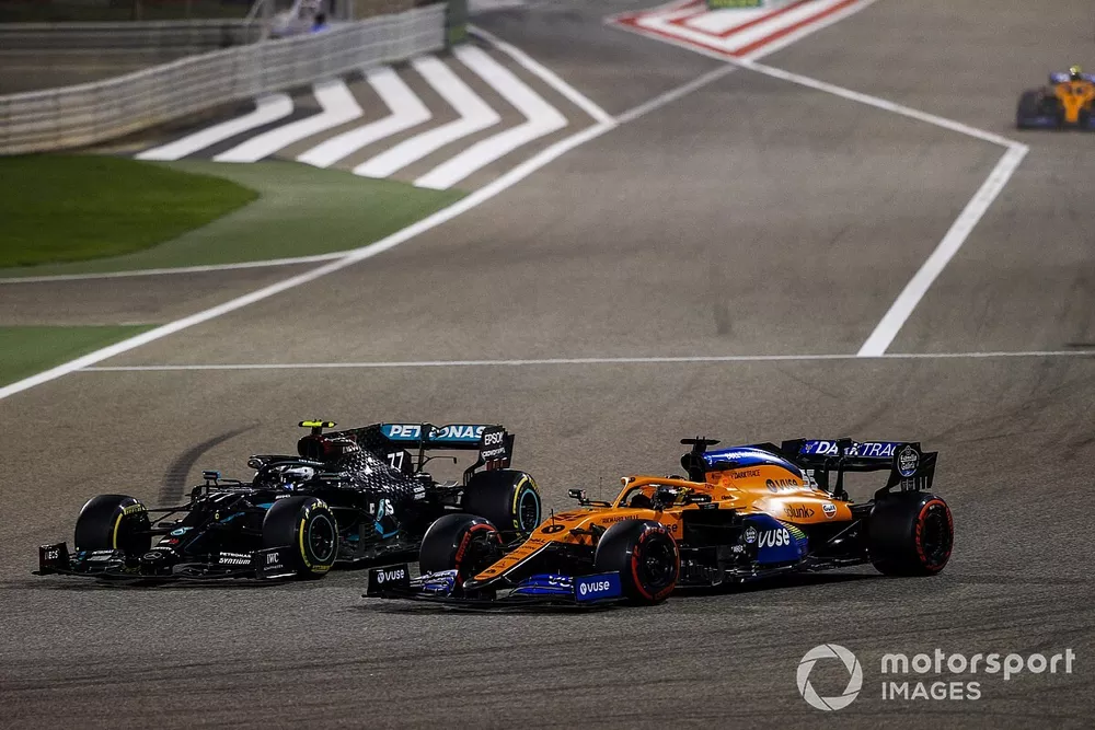 Valtteri Bottas, Mercedes F1 W11, Carlos Sainz Jr., McLaren MCL35