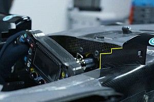 Mercedes W12: il supporto dello specchietto seghettato