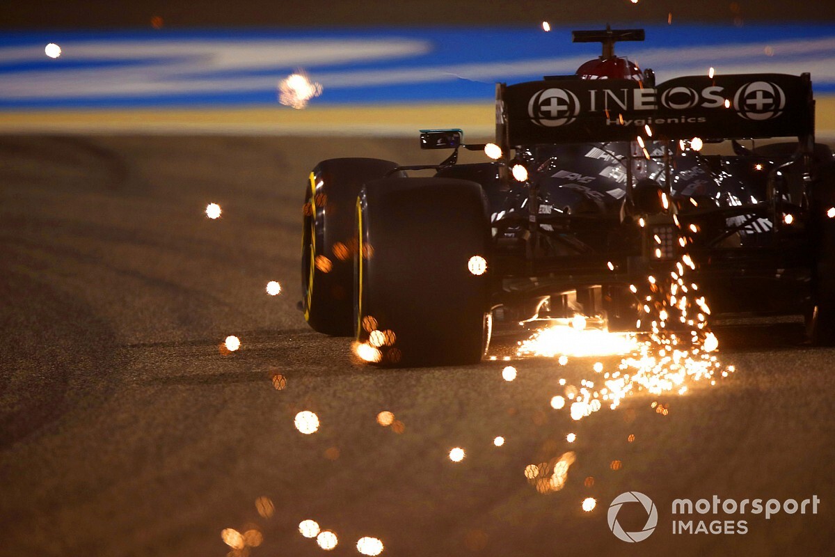 Хэмилтон и Боттас пожаловались на нестабильность Mercedes