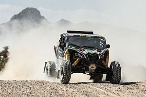 Dakar: Após três furos, brasileiros pegam pneu emprestado durante estágio