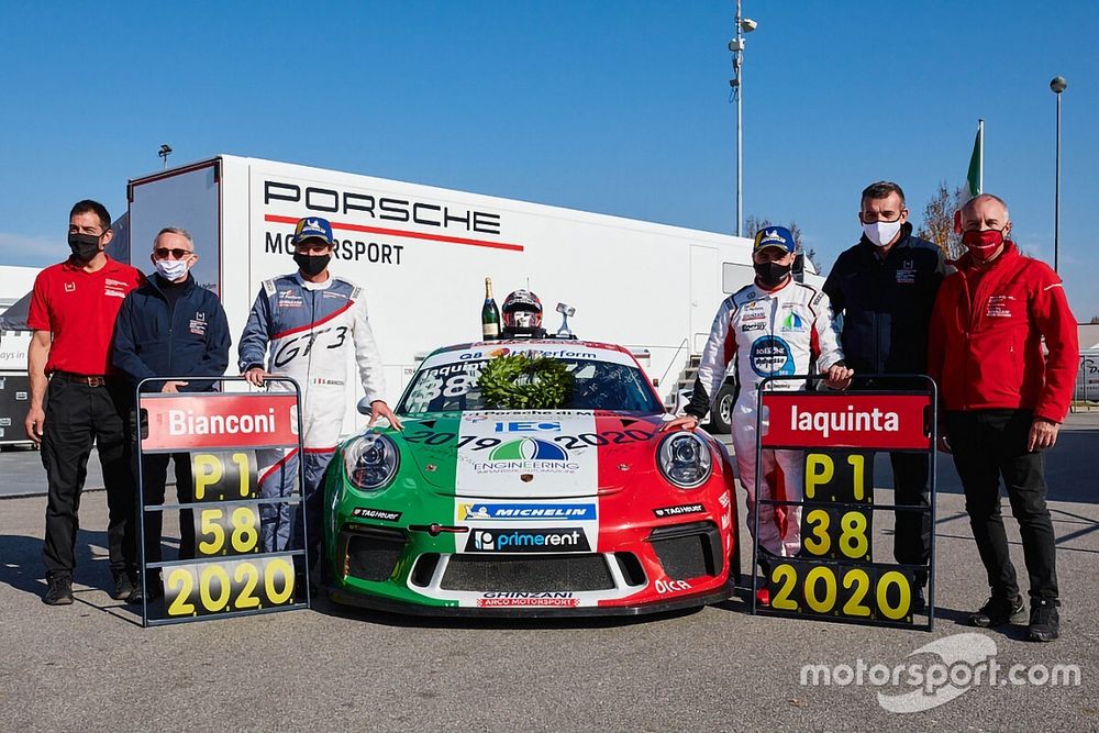 Simone Iaquinta del Ghinzani Arco Motorsport festeggia con il suo Team il titolo della Porsche Carrera Cup Italia Round 11/12