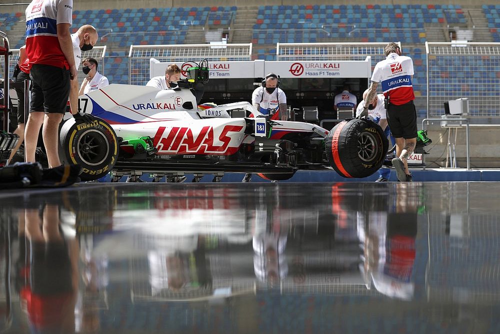 Mick Schumacher, Haas VF-21 e gli ingegneri del team Haas F1 in garage