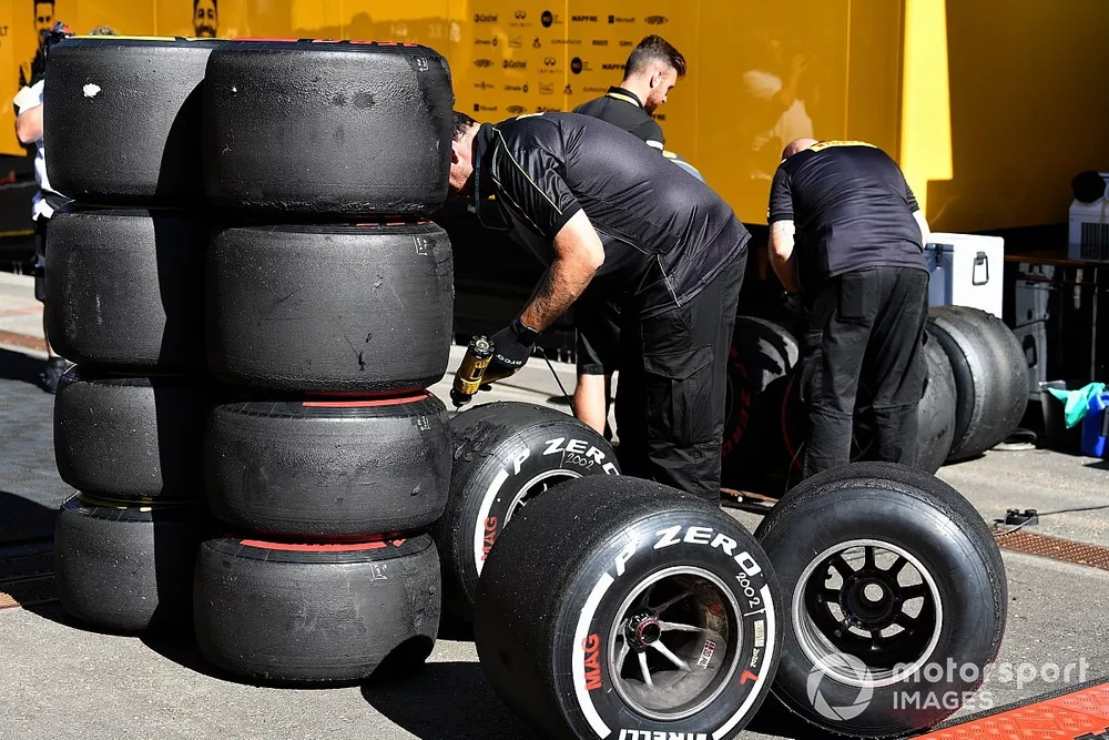 Pirelli-personeel werkt aan banden