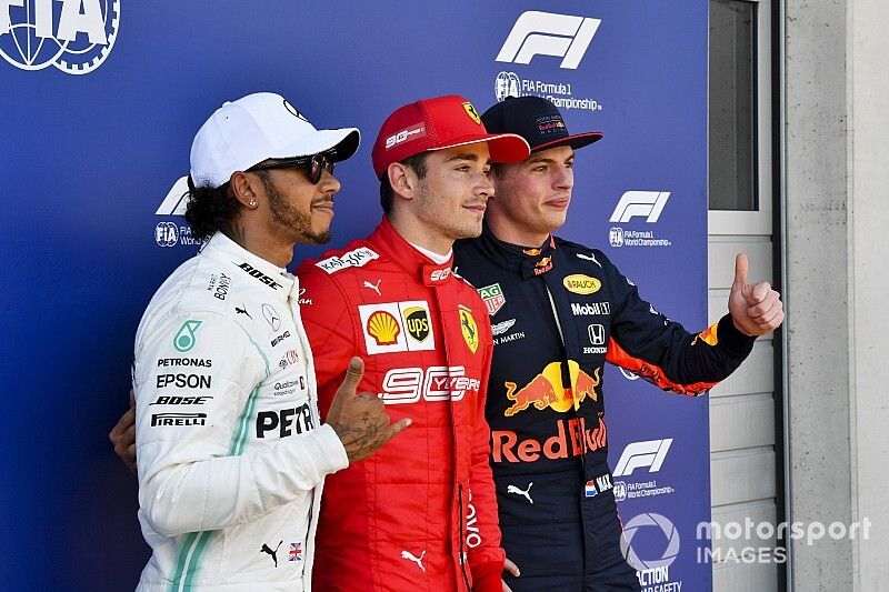 Los tres primeros clasificados: segundo Lewis Hamilton, Mercedes AMG F1, ganador de la pole Charles Leclerc, Ferrari y tercero Max Verstappen, Red Bull Racing