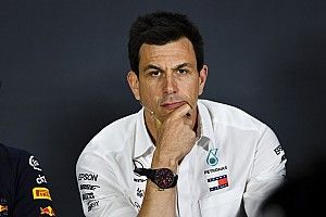 Wolff kétli, hogy Sainz másodhegedűsnek megy a Ferrarihoz, és Bottas sem az