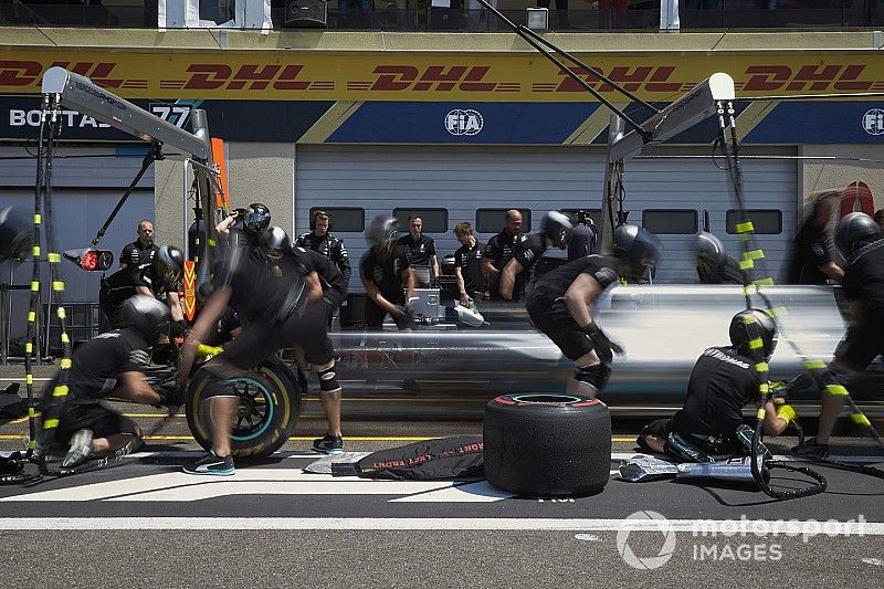 Mercedes поменяла тактику Хэмилтона в момент выезда автомобиля безопасности