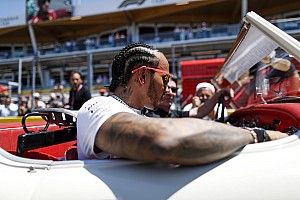 Hamilton lazán, sörrel az asztalon kívánt mindenkinek boldog vasárnapot