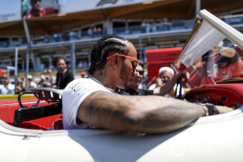 Hamilton lazán, sörrel az asztalon kívánt mindenkinek boldog vasárnapot