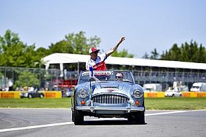 Hamilton a menő? Akkor figyeld Räikkönent a magángépen!