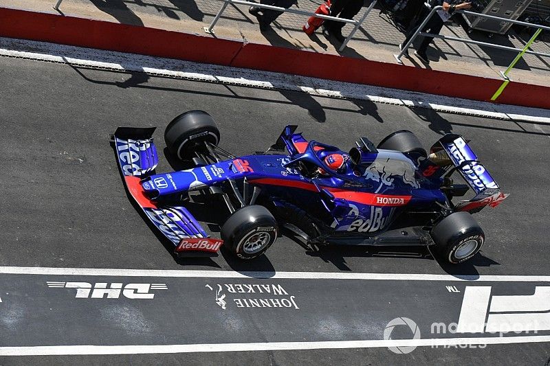 Daniil Kvyat, Toro Rosso STR14, in the pit lane