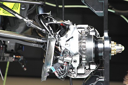 Segreto Mercedes: sfruttare le gomme con una sospensione difficile da copiare