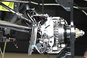Segreto Mercedes: sfruttare le gomme con una sospensione difficile da copiare