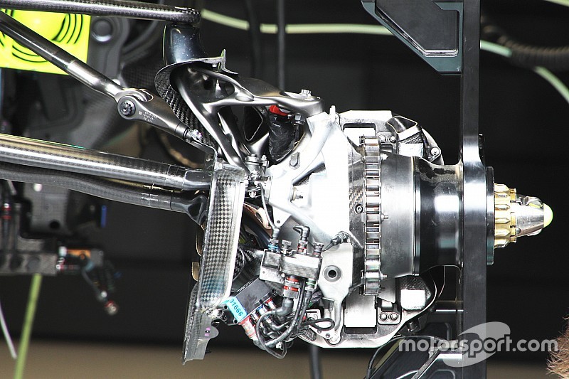 Segreto Mercedes: sfruttare le gomme con una sospensione difficile da copiare