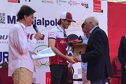 Un emozionato Antonio Giovinazzi riceve il Trofeo Bandini a Brisighella