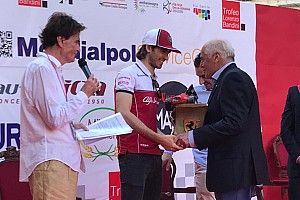 Un emozionato Antonio Giovinazzi riceve il Trofeo Bandini a Brisighella