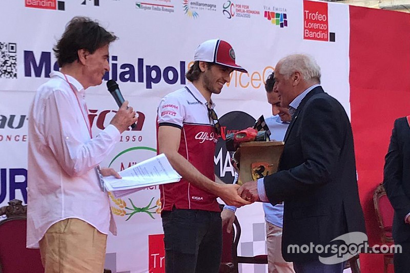 Un emozionato Antonio Giovinazzi riceve il Trofeo Bandini a Brisighella