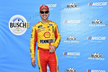 Logano gana la pole para Michigan y Suárez en top 10