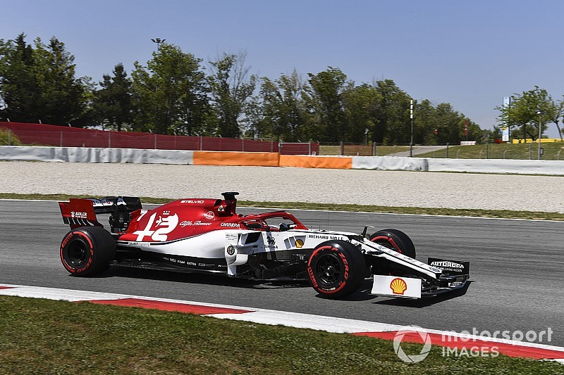 340 kép a F1-es tesztről: Räikkönen is a pályán