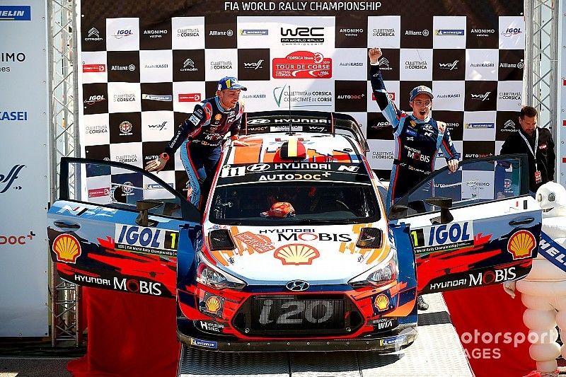 Podium: les vainqueurs Thierry Neuville, Nicolas Gilsoul, Hyundai Motorsport Hyundai i20 Coupe WRC