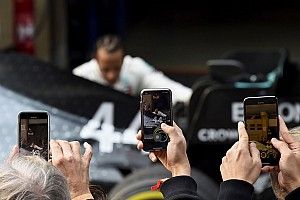 Hamilton imádkozása a Mercedes mellett