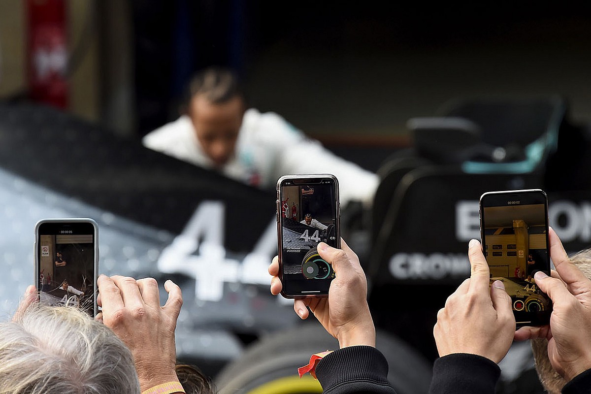 Hamilton imádkozása a Mercedes mellett