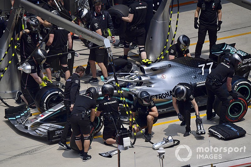 Video: Mercedes'in çift pit stop çalışması