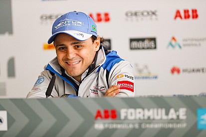 VÍDEO: Massa comemora aniversário com bolo e ao lado da família e equipe da F-E