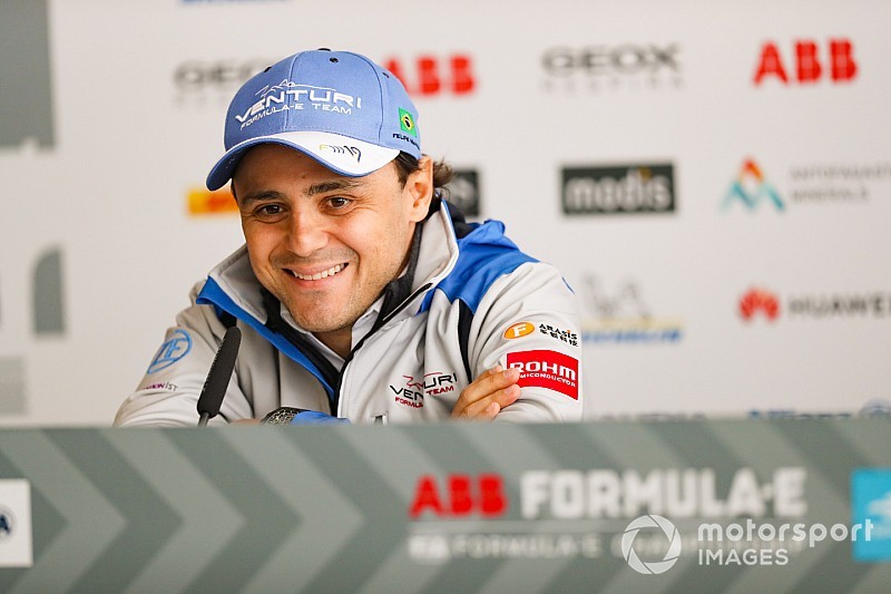 VÍDEO: Massa comemora aniversário com bolo e ao lado da família e equipe da F-E