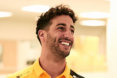 Fotos: Ricciardo estrena los colores de Renault