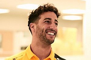 Ricciardo aparece pela primeira vez com uniforme da Renault